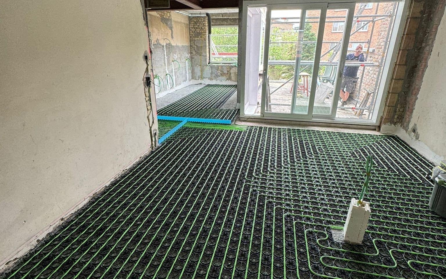Vloerverwarmingsbuizen op isolatie voor het storten van de chape