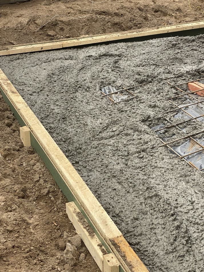 Betonplaat gestort binnen bekisting, met wapening