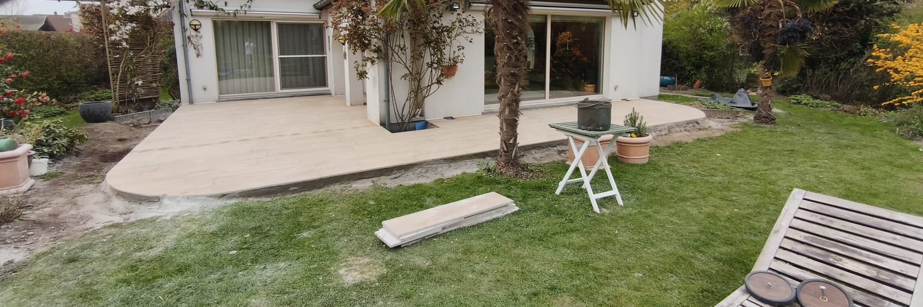 Afgewerkt houtlook terras aansluitend op de woning in Antwerpen