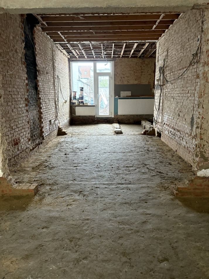 Gestripte ruimte tot op de ruwbouw, met uitgevlakte ondergrond