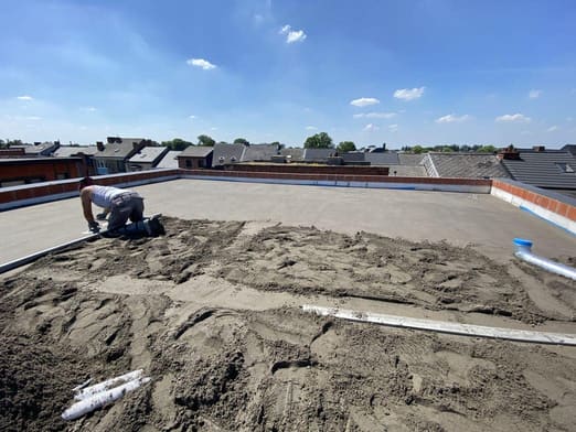 Vakman trekt hellingschape uit op een plat dak